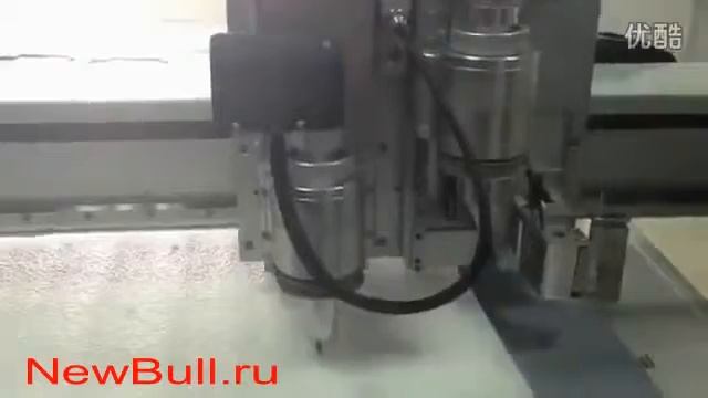 Планшетный режущий плоттер DCZ, в процессе резки 30 мм пенополистирола, режущий плоттер и раскройщи смотреть онлайн