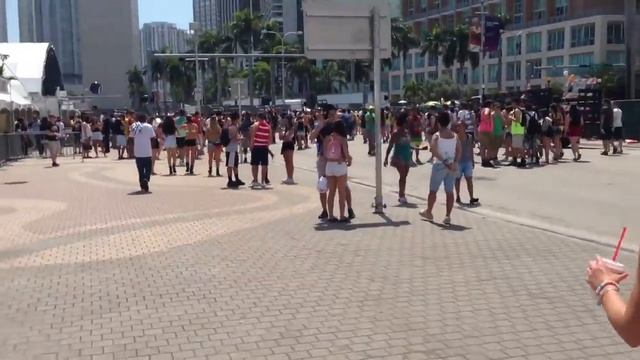 Много людей приехало в Майами на фестиваль смотреть онлайн