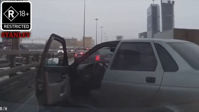 Приколы на дороге Бабы за рулём,тупицы на дорогах. смотреть онлайн