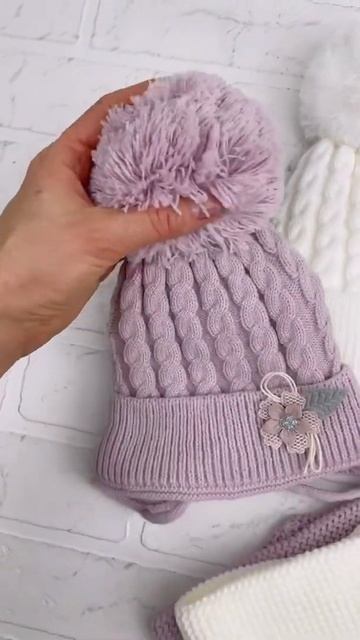 Видеообзор комплектов шапка+снуд «Цветочек» смотреть онлайн