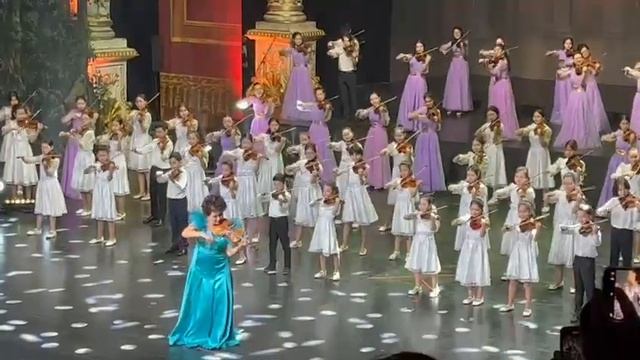 Димаш Кудайберген, Айман Мусаходжаева и 90 скрипачей Казнуи #kaznuikz