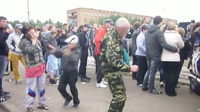 день молодежи....прикольно дед сплясал...2012 год смотреть онлайн