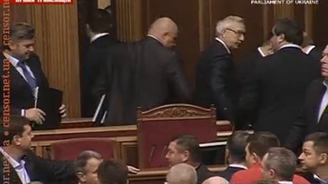 Азарова в парламенте забросали бумагой