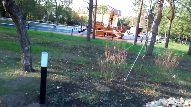 65 НА ПРИОЗЕРНОЙ ТЕРРИТОРИИ У ИГРОВОЙ ПЛОЩАДКИ В ФОРМЕ КОРАБЛЯ УКЛАДЫВАЮТ ПРОРЕЗИНЕННОЕ ПОКРЫТИЕ смотреть онлайн
