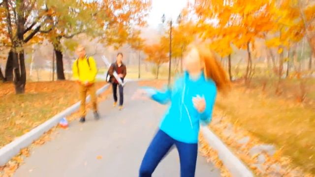 BOTTLE FLIP CHALLENGE / Бутылка воды челлендж =) смотреть онлайн