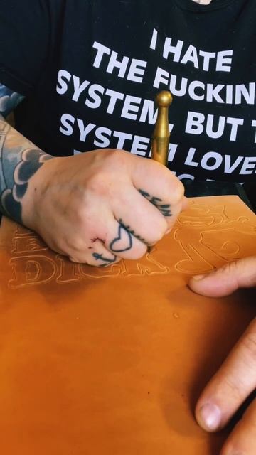 Incoming 🫣 #behindthescenes #leathertooling #asmr #howitsmade #swivelknife #leathercraft #leather смотреть онлайн