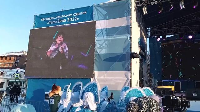 Концерт на гостинке. Тысячи дед морозов и снегурочек. После парада. Приветствие. 3 января 2022 г Уф смотреть онлайн