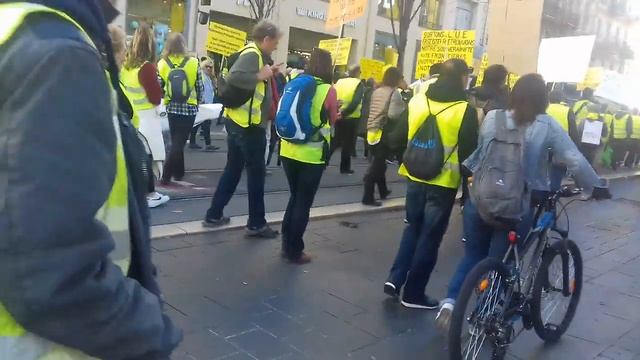 Жёлтые жилеты в Ницце смотреть онлайн