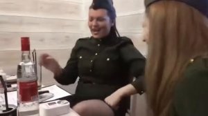 Девушки и пилотка