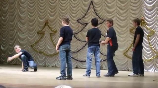 Саша танцует Break Dance смотреть онлайн