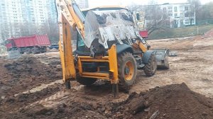 Трактор копает землю