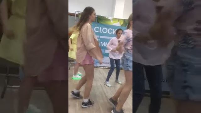 Обычные девочки танцуют необычный танец!!!!!!! смотреть онлайн