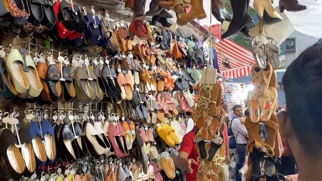 VLOG 30: MUMBAI STREET MARKET || BANDR HILL ROAD || PAY LESS, SHOP MORE 😊 || TRENDY COLLECTION