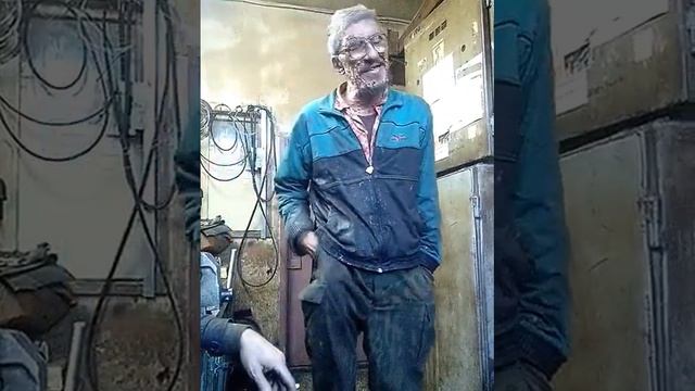 переыв на заводе.все похмелились.Валера зажигает. смотреть онлайн