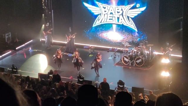 BABYMETAL (with Momometal) - Live At Paramount Theatre, Seattle 2019 (Special Guest : The Hu) смотреть онлайн