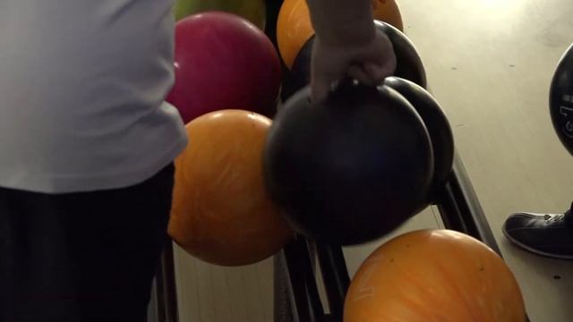 Пенсионеры осваивают игру в боулинг смотреть онлайн