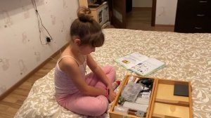 Первоклассник. Школьников мучают уроками.Родители делают уроки с детьми. Электроника