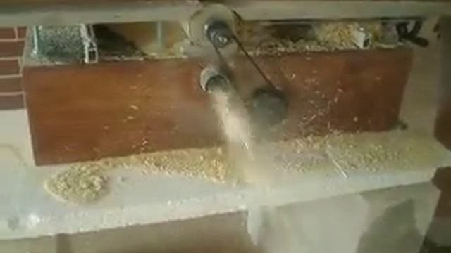 Фуговально розпиловочний станок з автономним видувом стружки на бік в роботі смотреть онлайн