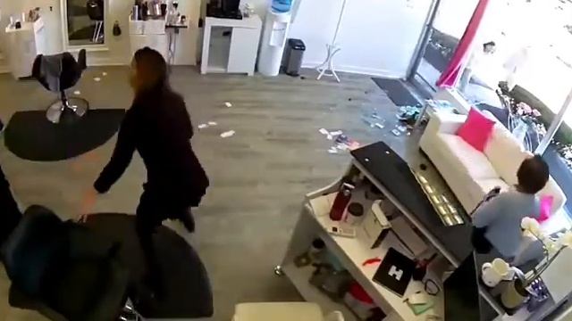 Олень зашёл в парикмахерскую без записи.Прикол смотреть онлайн