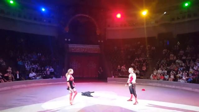 Акробатическая пара в цирке /Выступление акробатов / Акробаты пара /Пара акробатов Acrobatic duo смотреть онлайн