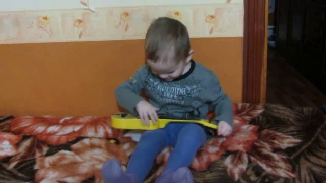 мальчик очень прикольно ПОЕТ! смотреть всем! смотреть онлайн