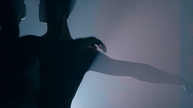 Романтична пара танцює балет. Ballet couple dancing in dark. смотреть онлайн
