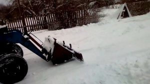 уборка снега около дома на тракторе юмз с куном