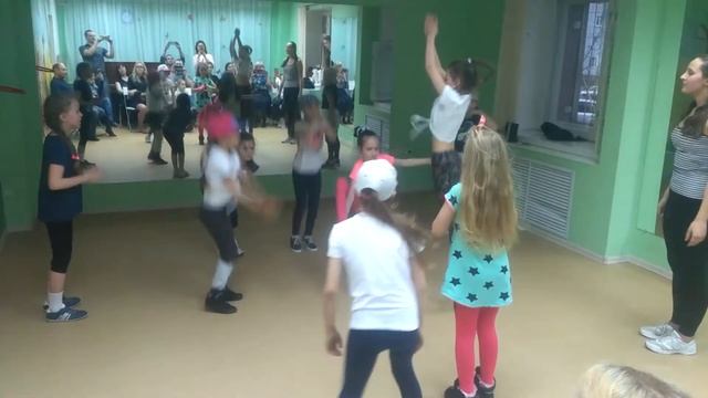 Это мы танцуем я в белой кароткай футболке и в крутых чёрных штанах !!!!! смотреть онлайн