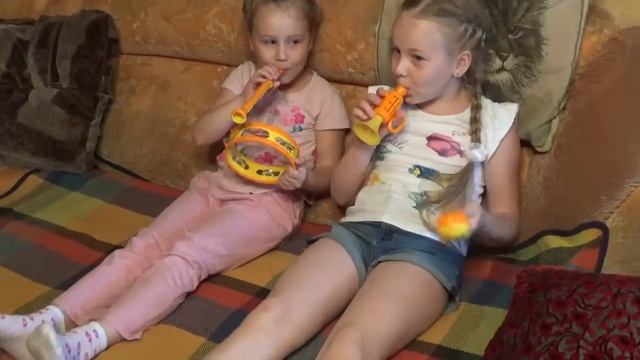 Дети играют на дудках. смотреть онлайн