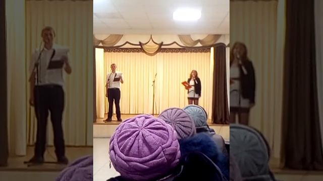 Прикольная сценка скамейка + Душевная песня "А мне мама целоваться не велит" смотреть онлайн
