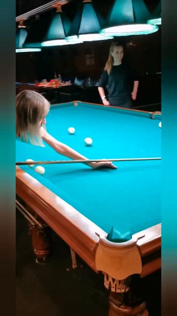 Дочь Анжелики Варум играет в бильярд смотреть онлайн