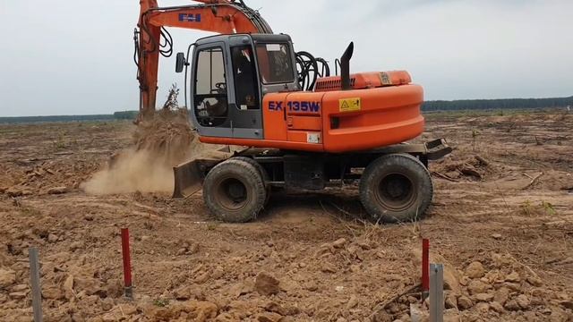 Xe cuốc Flat Hitachi EX 135W múc đất đắp đường смотреть онлайн