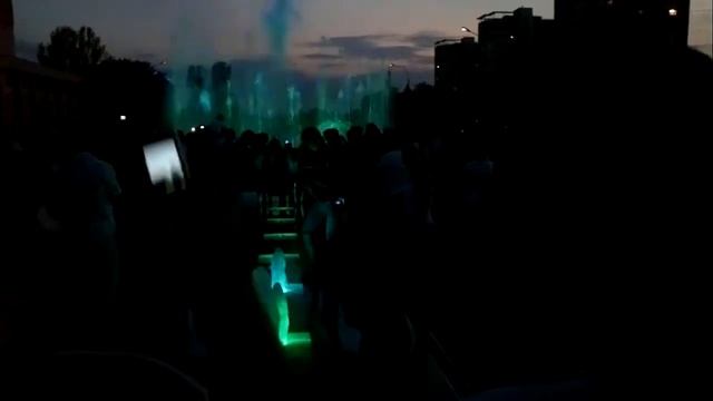 Музыкальный фонтан на пл.Ленина г.Волжский. Очень красиво! Супер фонтан смотреть онлайн