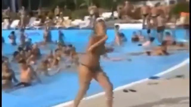 Песня ЛЕЖУ НА ПЛЯЖУ ! смотреть онлайн