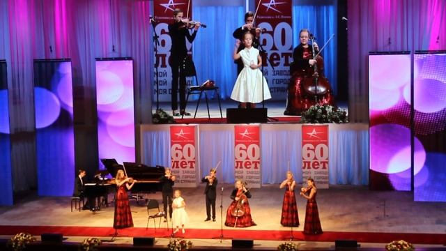 Медведко Виолетта, ансамбль "Блестящие смычки", рук-ль-Заслуженный деятель искусств РФ. Кузина М.А. смотреть онлайн