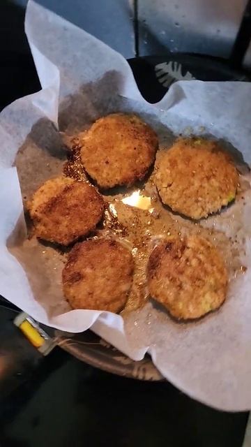 Жарить котлеты, стало очень удобно, без брызгов! Просто чудо пергаментная бумага, помощь  хозяйкам.