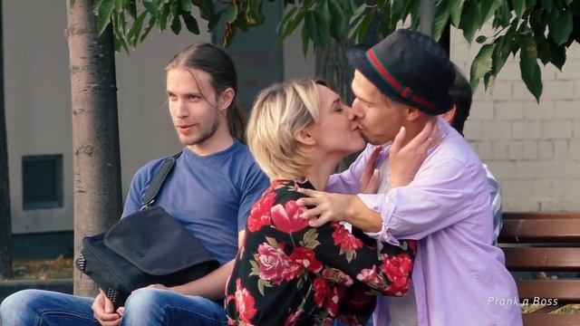 ПРАНК С КАРЛИКОМ / КРАСОТКА И КАРЛИК / РЕАКЦИЯ ЛЮДЕЙ НА РОЗЫГРЫШ смотреть онлайн
