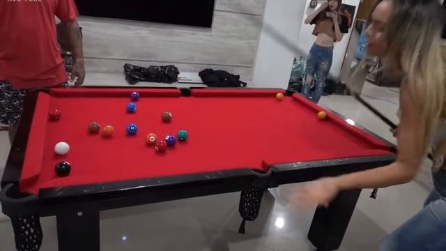 Бильярд на роздевание/Красивая блондинка/Billiards for stripping / Beautiful blonde in underwear! смотреть онлайн