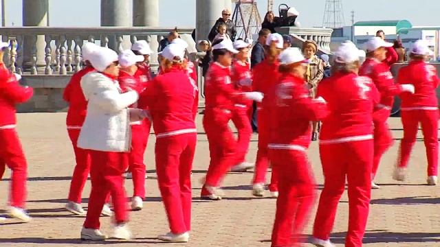 Два поколения горожан соревновались в танце на набережной Амура