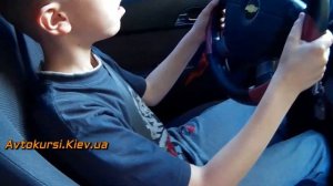 Ребёнок первый раз за рулём, первый урок вождения
