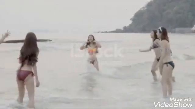 Красивые девушки в купальниках играют волейбол смотреть онлайн