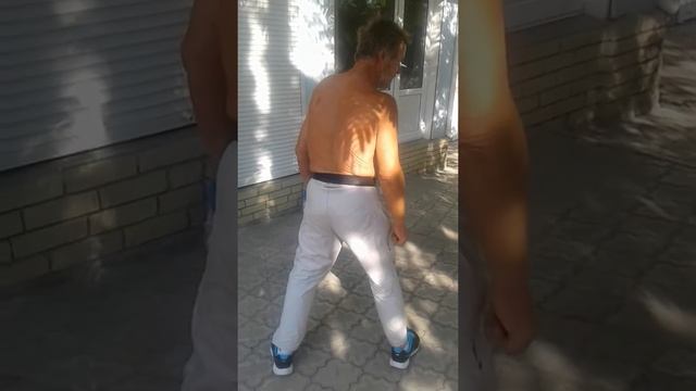 Пьяный бомж танцует боевой танец, с бутылкой в штанах. Полный ОРРРР смотреть онлайн