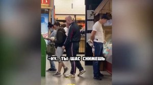 ЛЫСЫЙ ПАРЕНЬ ДОСТОЁТ ПРОХОЖИХ СВОИМИ АУФ ЦИТАТАМИ