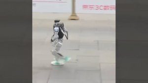 В Китае закончился первый в мире полу-марафон для людей и роботов