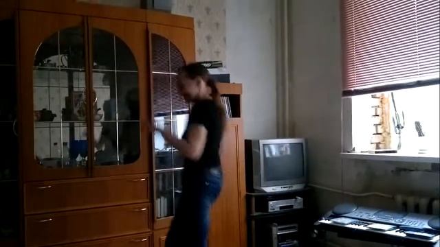 девушка танцует казачок