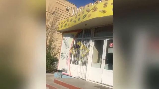 Стоянка на тротуаре авто с дипломатическими номерами в Актау