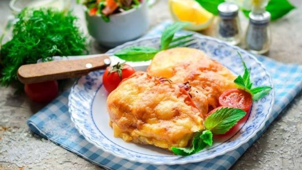 "Покорите всех: Нежное куриное филе под овощами с сыром — просто тает во рту!" смотреть онлайн