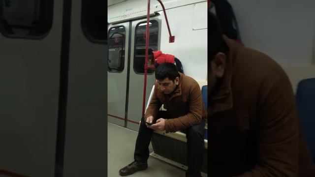 Ручная обезьянка в метро. Прикол.... Hand monkey in the subway смотреть онлайн