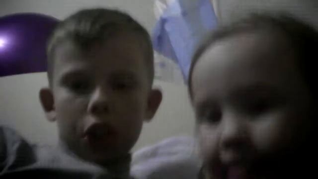 Снимаем видео с сестрой про палочку от чупа чупса