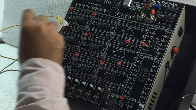 Digital IC Trainer :Learning about Logic Gates смотреть онлайн